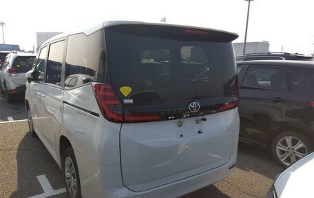 Toyota Noah, 2022 год, 3 400 000 рублей, 11 фотография