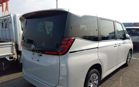 Toyota Noah, 2022 год, 3 400 000 рублей, 14 фотография