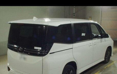 Toyota Voxy, 2024 год, 4 000 000 рублей, 2 фотография