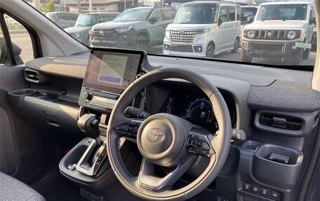 Toyota Sienta, 2023 год, 1 370 000 рублей, 10 фотография