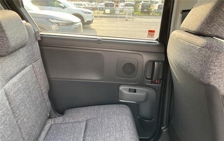 Toyota Sienta, 2023 год, 1 370 000 рублей, 14 фотография