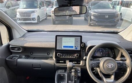 Toyota Sienta, 2023 год, 1 370 000 рублей, 8 фотография
