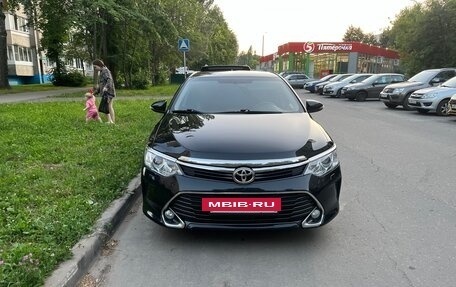Toyota Camry, 2017 год, 1 900 000 рублей, 6 фотография