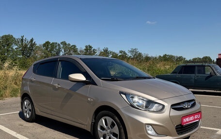 Hyundai Solaris II рестайлинг, 2012 год, 830 000 рублей, 1 фотография