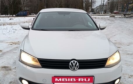 Volkswagen Jetta VI, 2013 год, 1 200 000 рублей, 2 фотография
