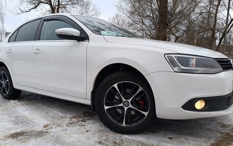 Volkswagen Jetta VI, 2013 год, 1 200 000 рублей, 24 фотография