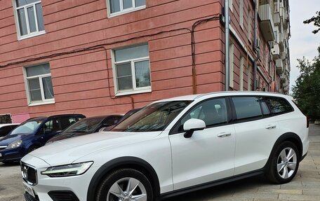 Volvo V60 Cross Country II, 2020 год, 3 500 000 рублей, 2 фотография