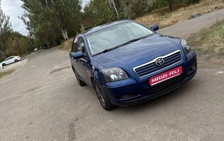 Toyota Avensis III рестайлинг, 2005 год, 900 000 рублей, 1 фотография