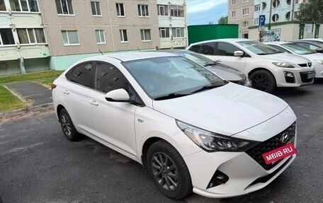 Hyundai Solaris II рестайлинг, 2021 год, 1 690 000 рублей, 2 фотография