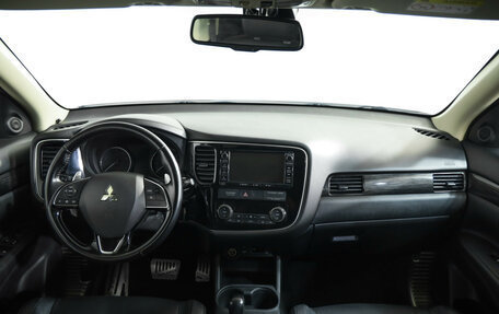 Mitsubishi Outlander III рестайлинг 3, 2016 год, 2 099 000 рублей, 10 фотография