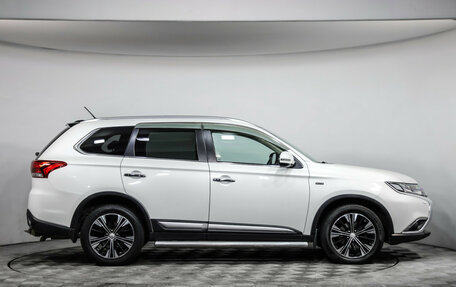 Mitsubishi Outlander III рестайлинг 3, 2016 год, 2 099 000 рублей, 4 фотография