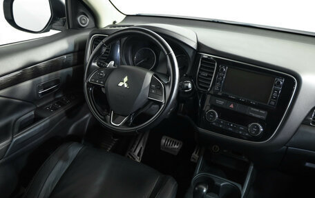 Mitsubishi Outlander III рестайлинг 3, 2016 год, 2 099 000 рублей, 9 фотография