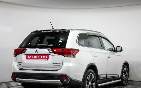 Mitsubishi Outlander III рестайлинг 3, 2016 год, 2 099 000 рублей, 8 фотография