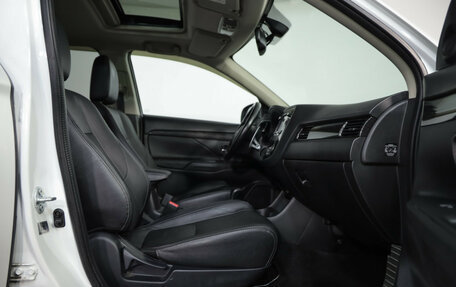 Mitsubishi Outlander III рестайлинг 3, 2016 год, 2 099 000 рублей, 25 фотография