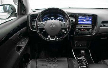 Mitsubishi Outlander III рестайлинг 3, 2018 год, 2 150 000 рублей, 10 фотография
