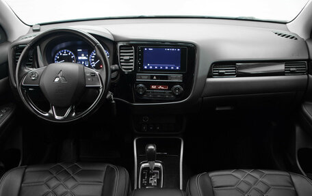 Mitsubishi Outlander III рестайлинг 3, 2018 год, 2 150 000 рублей, 9 фотография