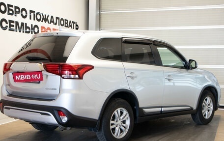 Mitsubishi Outlander III рестайлинг 3, 2018 год, 2 150 000 рублей, 4 фотография