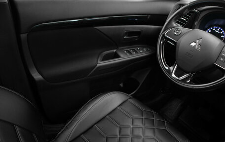 Mitsubishi Outlander III рестайлинг 3, 2018 год, 2 150 000 рублей, 17 фотография