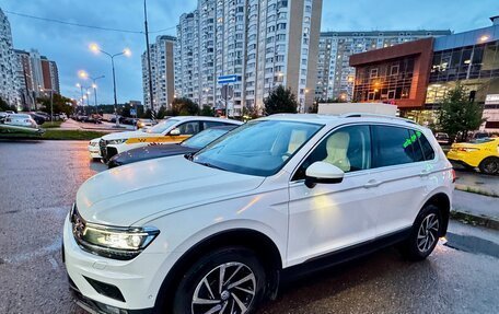 Volkswagen Tiguan II, 2018 год, 3 090 000 рублей, 3 фотография