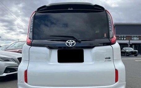 Toyota Sienta, 2023 год, 1 399 000 рублей, 4 фотография