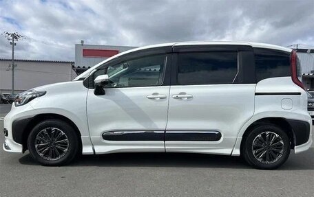 Toyota Sienta, 2023 год, 1 399 000 рублей, 2 фотография