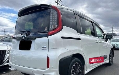 Toyota Sienta, 2023 год, 1 399 000 рублей, 5 фотография
