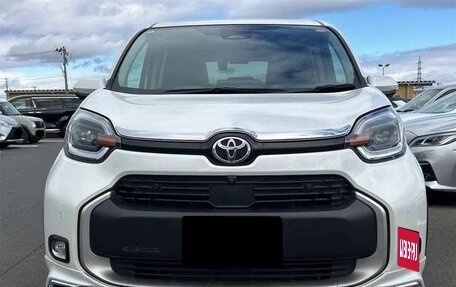 Toyota Sienta, 2023 год, 1 399 000 рублей, 8 фотография