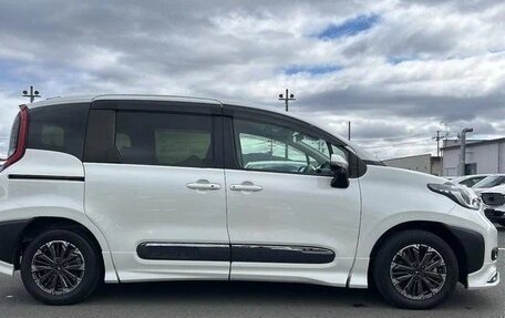 Toyota Sienta, 2023 год, 1 399 000 рублей, 6 фотография