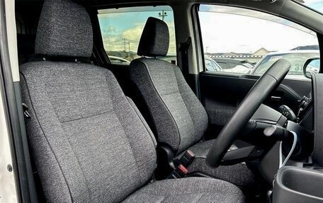 Toyota Sienta, 2023 год, 1 399 000 рублей, 9 фотография