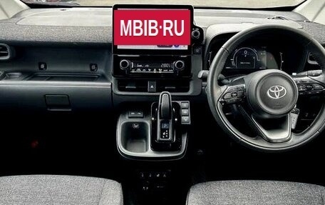 Toyota Sienta, 2023 год, 1 399 000 рублей, 11 фотография