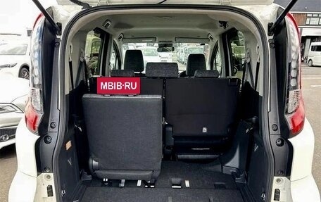 Toyota Sienta, 2023 год, 1 399 000 рублей, 19 фотография