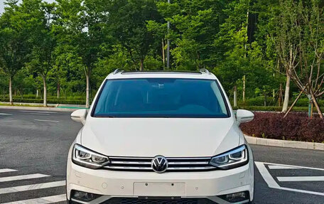 Volkswagen Touran III, 2022 год, 1 580 000 рублей, 2 фотография