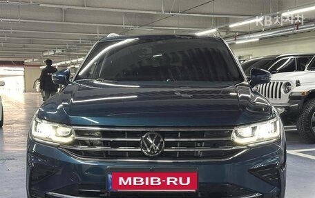 Volkswagen Tiguan II, 2022 год, 2 820 000 рублей, 2 фотография