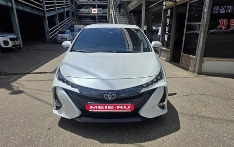 Toyota Prius IV XW50, 2022 год, 2 300 008 рублей, 2 фотография