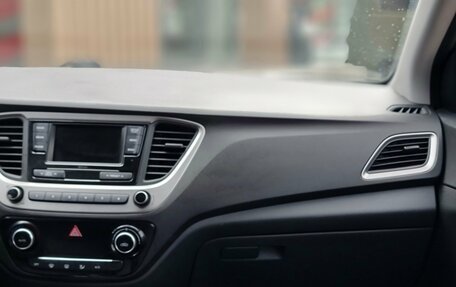 Hyundai Solaris II рестайлинг, 2017 год, 1 049 000 рублей, 10 фотография