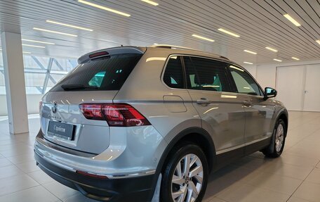Volkswagen Tiguan II, 2021 год, 1 999 000 рублей, 2 фотография