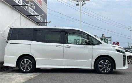 Toyota Voxy III, 2021 год, 1 890 000 рублей, 7 фотография