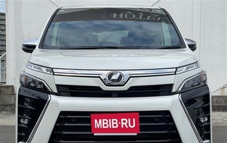 Toyota Voxy III, 2021 год, 1 890 000 рублей, 2 фотография