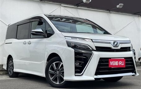 Toyota Voxy III, 2021 год, 1 890 000 рублей, 3 фотография