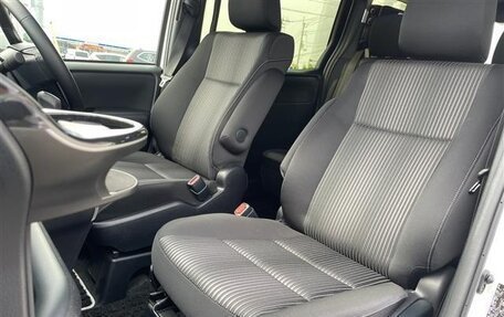 Toyota Voxy III, 2021 год, 1 890 000 рублей, 17 фотография