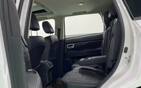 Mitsubishi Outlander III рестайлинг 3, 2022 год, 1 990 000 рублей, 5 фотография