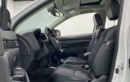 Mitsubishi Outlander III рестайлинг 3, 2022 год, 1 990 000 рублей, 4 фотография