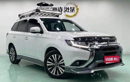 Mitsubishi Outlander III рестайлинг 3, 2022 год, 1 990 000 рублей, 3 фотография