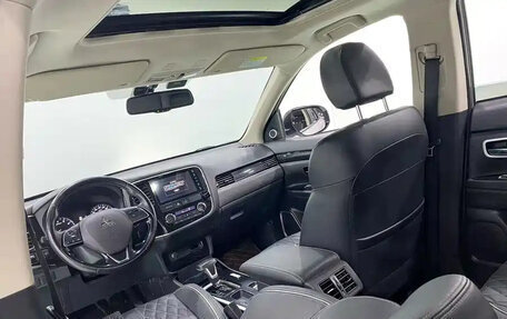 Mitsubishi Outlander III рестайлинг 3, 2022 год, 1 990 000 рублей, 6 фотография
