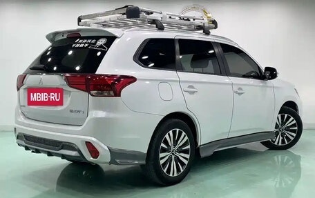 Mitsubishi Outlander III рестайлинг 3, 2022 год, 1 990 000 рублей, 8 фотография
