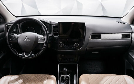 Mitsubishi Outlander III рестайлинг 3, 2018 год, 1 921 000 рублей, 11 фотография