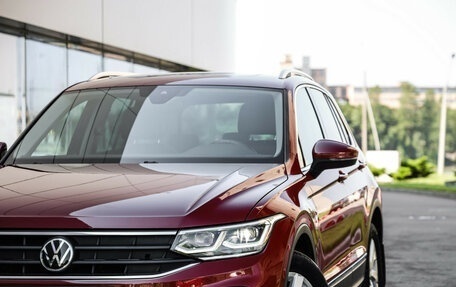 Volkswagen Tiguan II, 2021 год, 2 599 000 рублей, 2 фотография