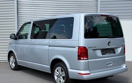 Volkswagen Multivan T6 рестайлинг, 2022 год, 4 000 000 рублей, 2 фотография