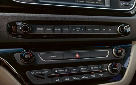KIA Carnival III, 2016 год, 2 395 000 рублей, 15 фотография