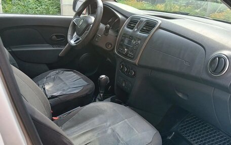 Renault Logan II, 2018 год, 700 000 рублей, 7 фотография